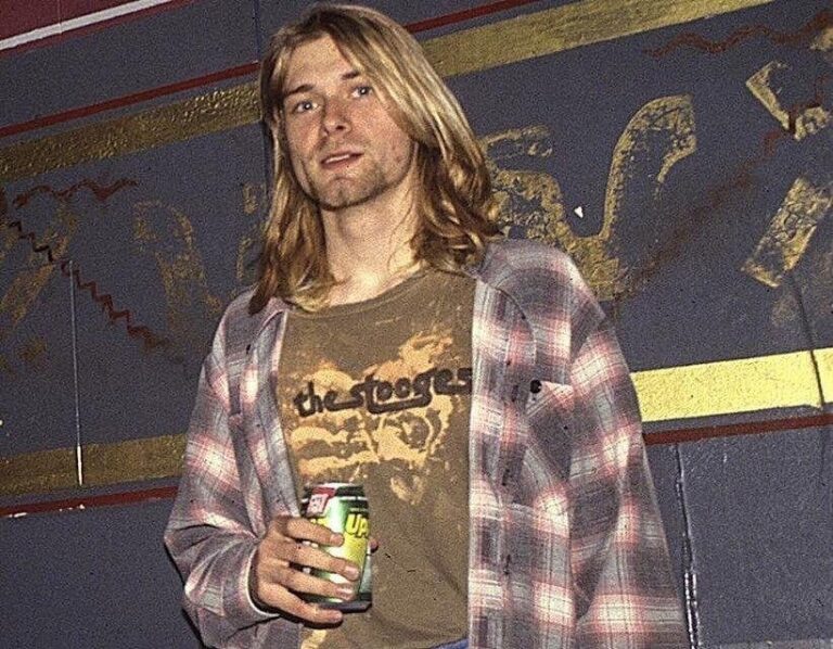 Grunge στιλ με καρό φανελένιο πουκάμισο, δεκαετία 1990